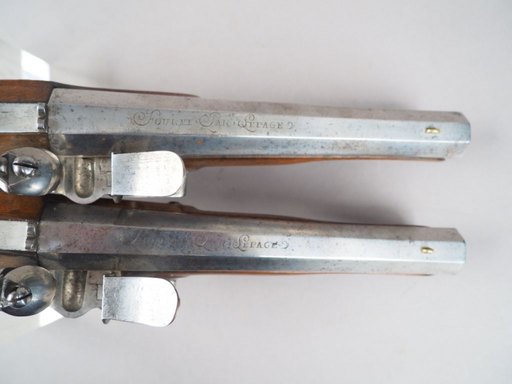 Belle paire de pistolets d’officier à silex montés fer, canons légèrem
