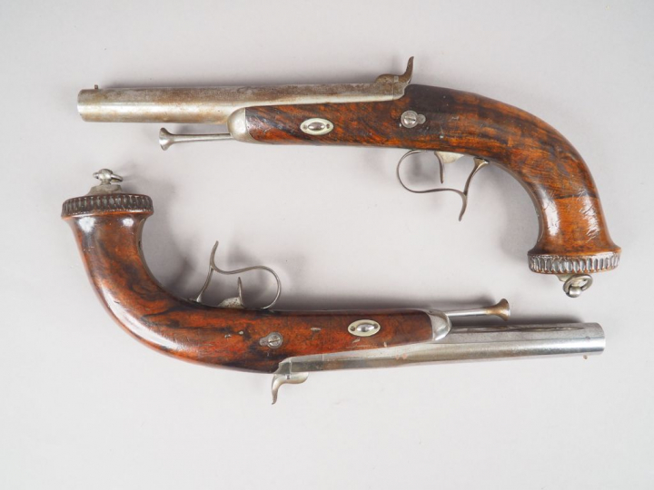 Belle et robuste paire de pistolets de combat à percussion et platines