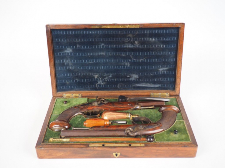 Belle paire de pistolets de combat à percussion et platine à l’arrière