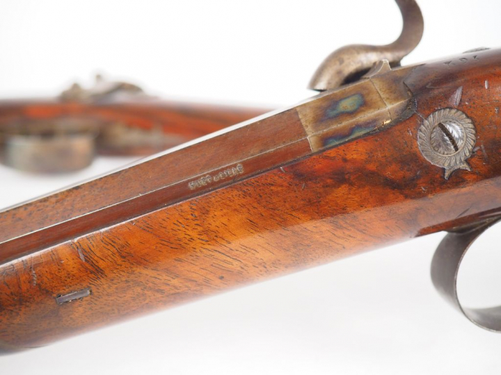 Belle paire de pistolets de combat à percussion et platine à l’arrière