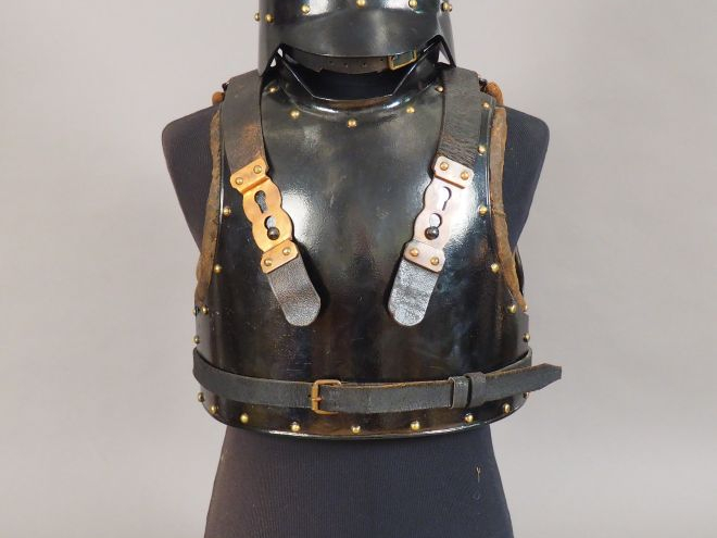 Intéressant ensemble composé d’une cuirasse et d’un pot de tête des sa