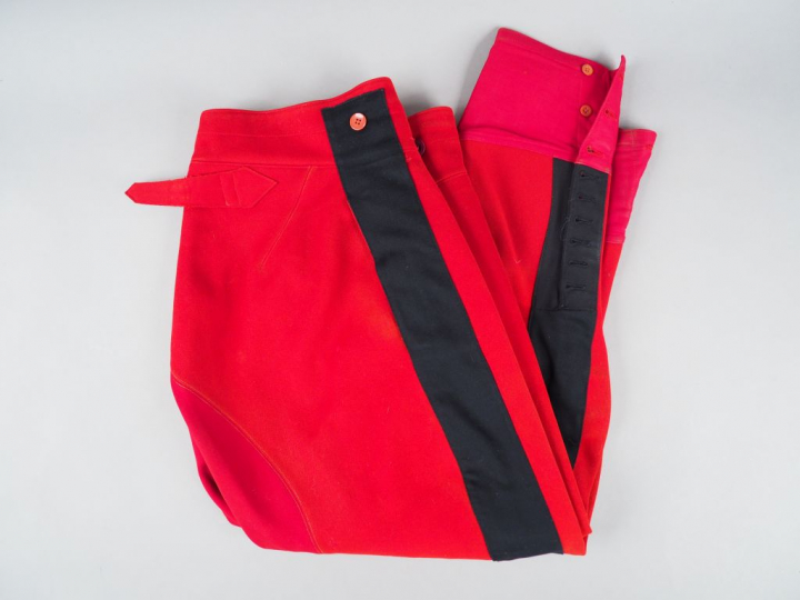 Culotte en drap garance à large bande noire, confection tailleur, renf