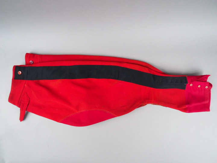 Culotte en drap garance à large bande noire, confection tailleur, renf