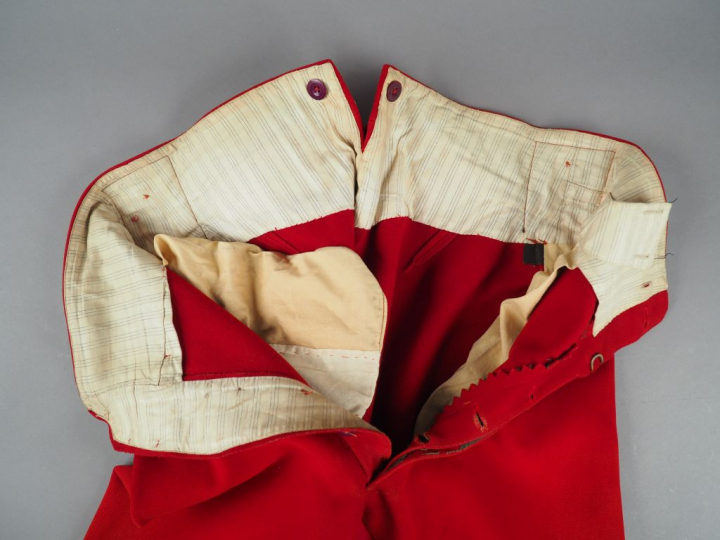 Culotte en drap garance à large bande noire, confection tailleur, renf