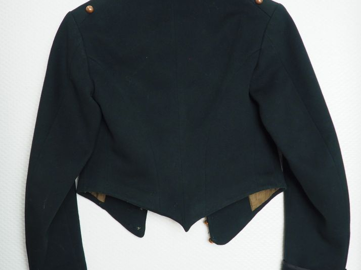 Ras-cul de palefrenier d’écurie vert chasseur, col rouge, boutons grel