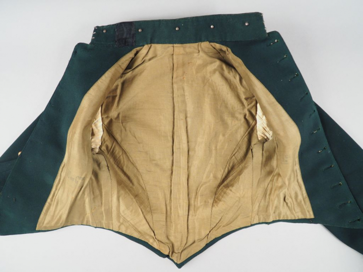 Ras-cul de palefrenier d’écurie vert chasseur, col rouge, boutons grel