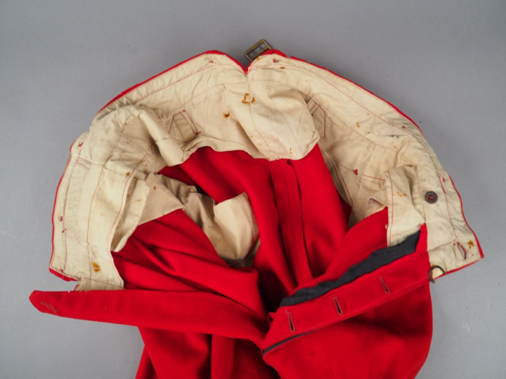 Culotte cavalerie à basane cuir noir en drap garance, double bande ble