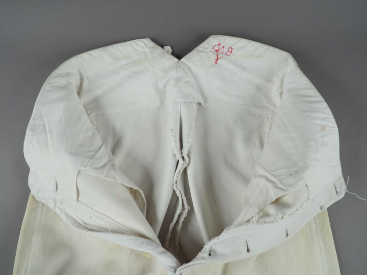 Culotte de cavalerie blanche en tissu blanc doublé (manque boutons gre