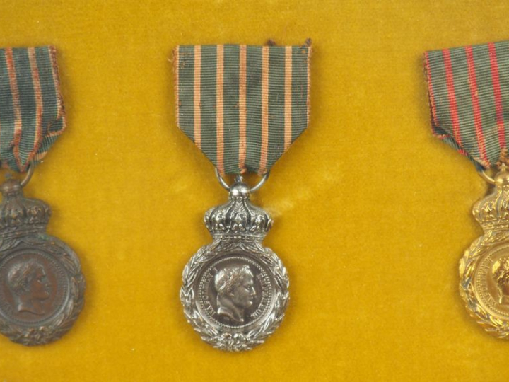 Intéressant cadre vitré présentant sur un lit de velours pâle 12 varia