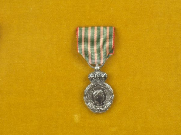 Intéressant cadre vitré présentant sur un lit de velours pâle 12 varia