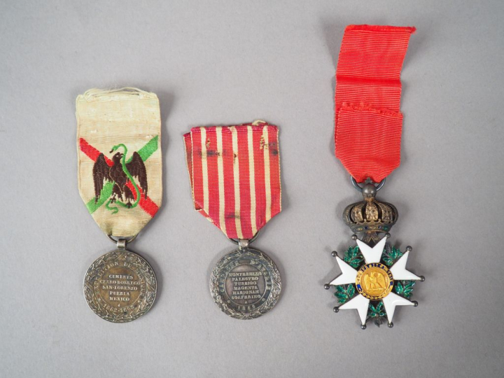 Lot de trois décorations époque Second Empire avec leur ruban. On y tr