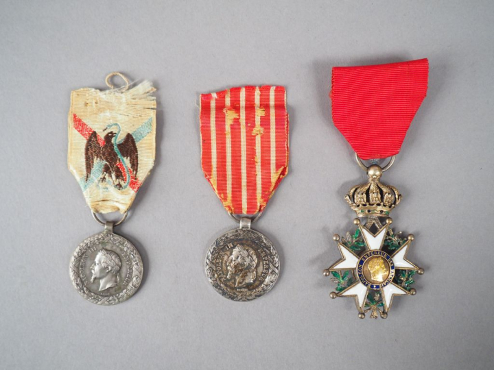 Lot de trois décorations époque Second Empire avec leur ruban. On y tr