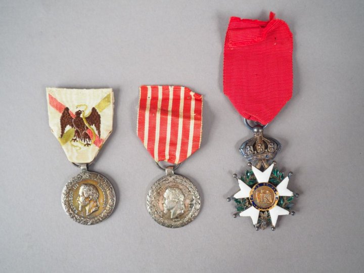 Lot de trois décorations époque Second Empire avec leur ruban. On y tr