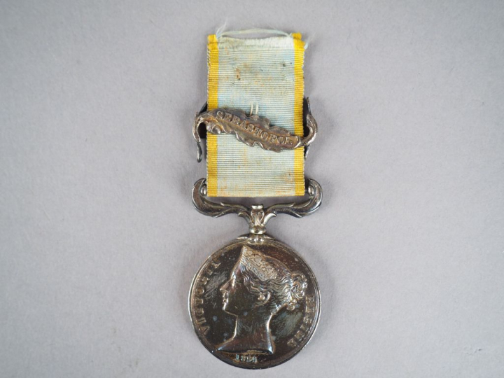 Médaille de Crimée « VICTORIA REGINA 1854 », ruban court et étroit ble