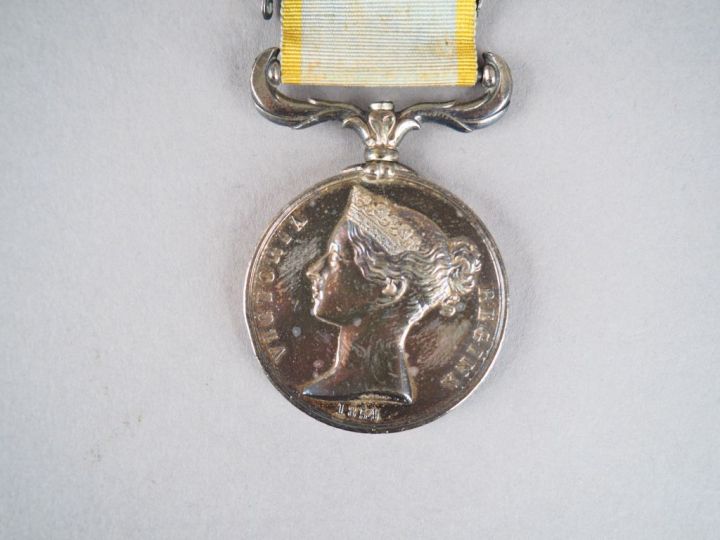 Médaille de Crimée « VICTORIA REGINA 1854 », ruban court et étroit ble