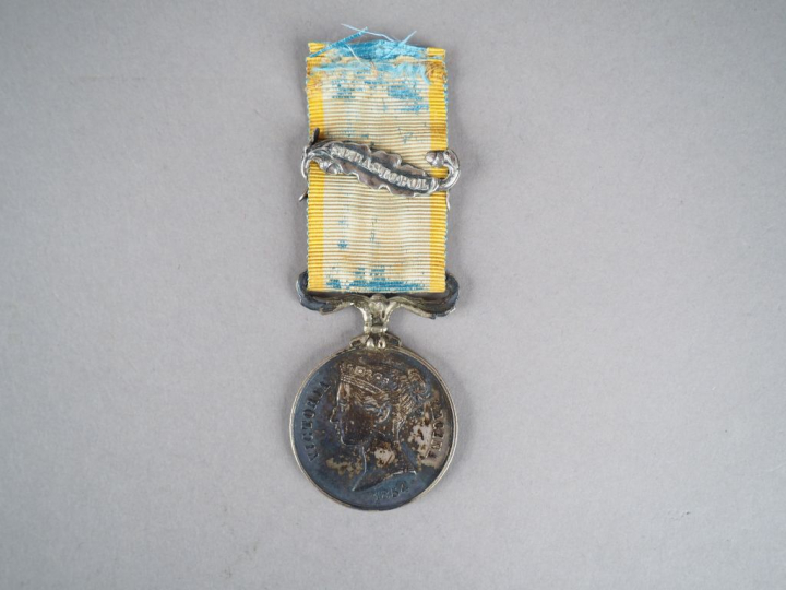 Médaille de Crimée « VICTORIA REGINA 1854 », ruban court et étroit ble