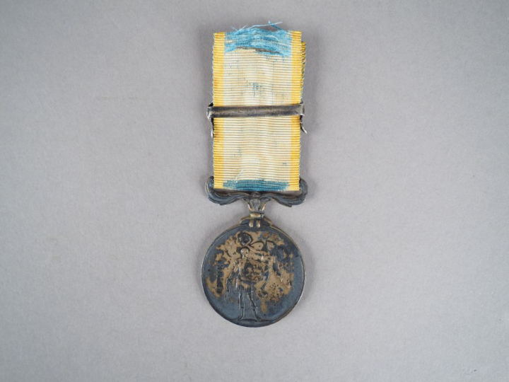 Médaille de Crimée « VICTORIA REGINA 1854 », ruban court et étroit ble