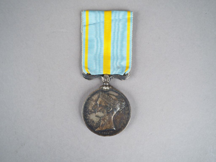Médaille de Crimée « VICTORIA REGINA 1854 », ruban moiré bleu pâle à d