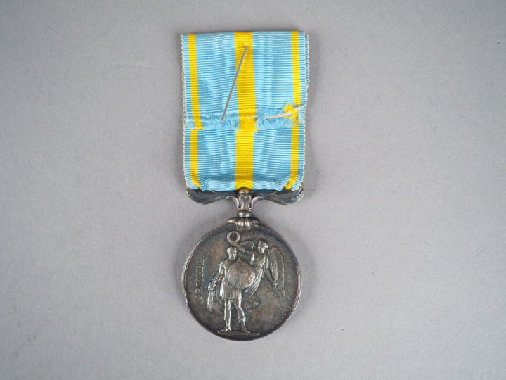 Médaille de Crimée « VICTORIA REGINA 1854 », ruban moiré bleu pâle à d