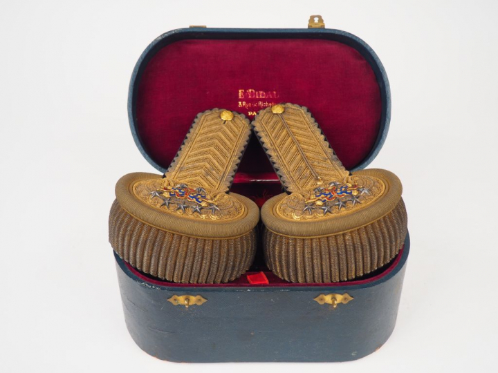 Dans une grande boite arrondie en molesquine vert Empire à garnitures 