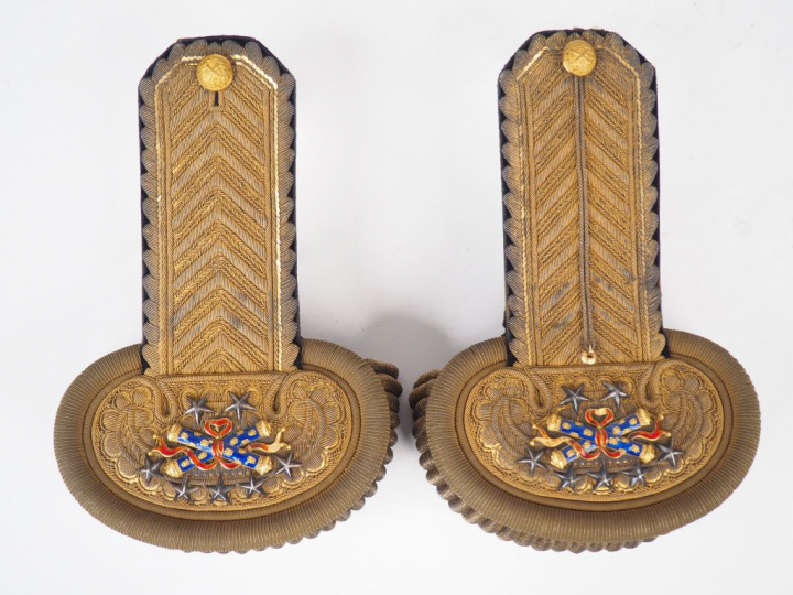 Dans une grande boite arrondie en molesquine vert Empire à garnitures 