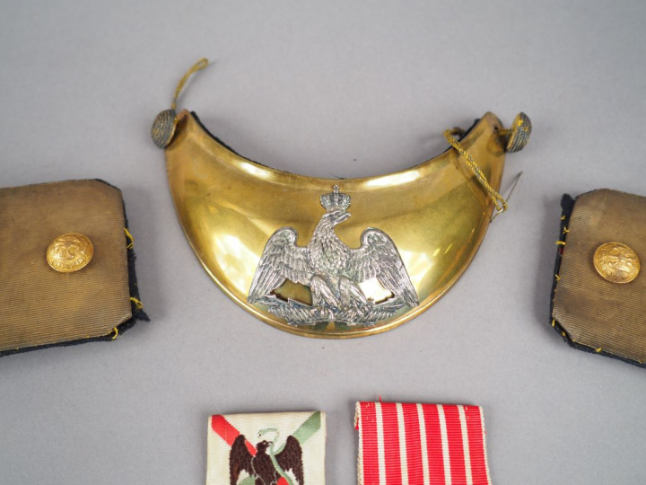 Lot composé d’une épaulette et d’une contre épaulette, attente dorée, 