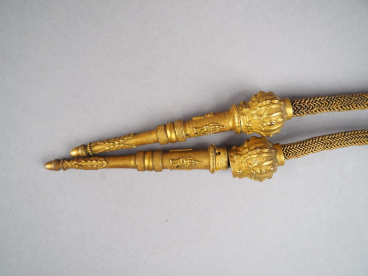 Lot composé d’une épaulette et d’une contre épaulette, attente dorée, 