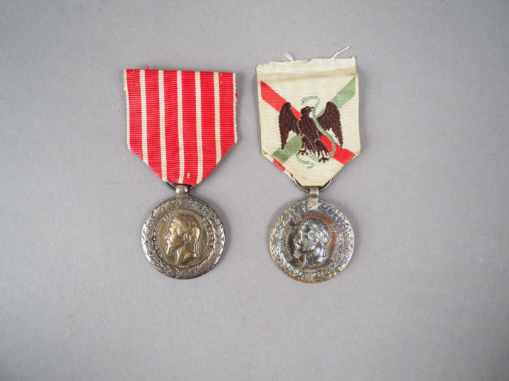 Lot composé d’une épaulette et d’une contre épaulette, attente dorée, 