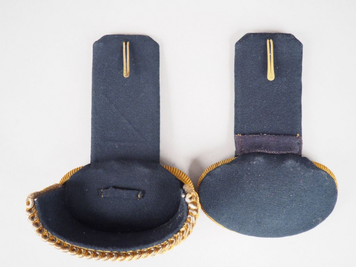 Epaulette et une contre épaulette d’officier subalterne d’état-major S