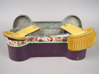 Vente aux enchères Longue boite en cartonnage vert contenant une épaulette et une contre 