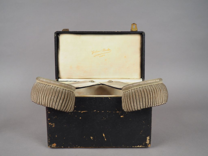 Paire d’épaulettes de Colonel Second Empire, dans une grande boite rec