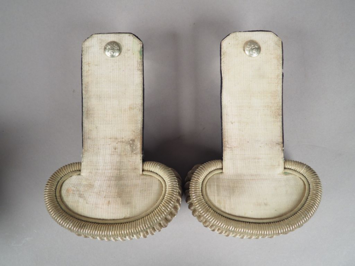 Paire d’épaulettes de Colonel Second Empire, dans une grande boite rec