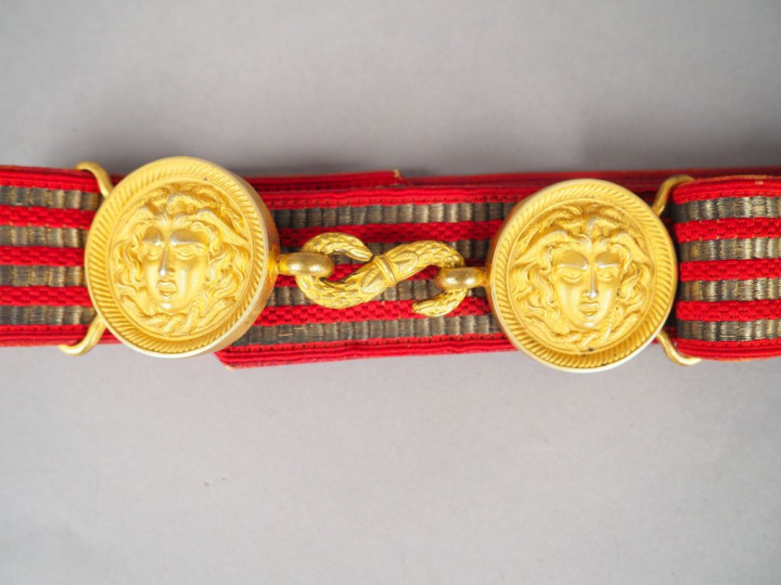 Ceinturon d’Officier Général en cuir rouge au revers, avers à décor d’