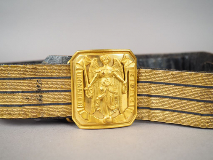 Ceinturon d’Officier de grande tenue en cuir noir habillé de passement