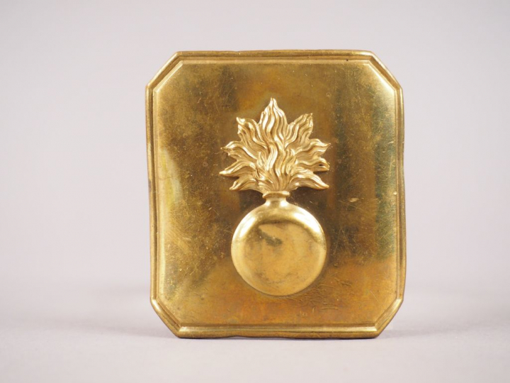 Plaque de ceinturon rectangulaire bombée à pans coupés en laiton doré 