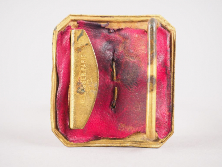 Plaque de ceinturon rectangulaire bombée à pans coupés en laiton doré 