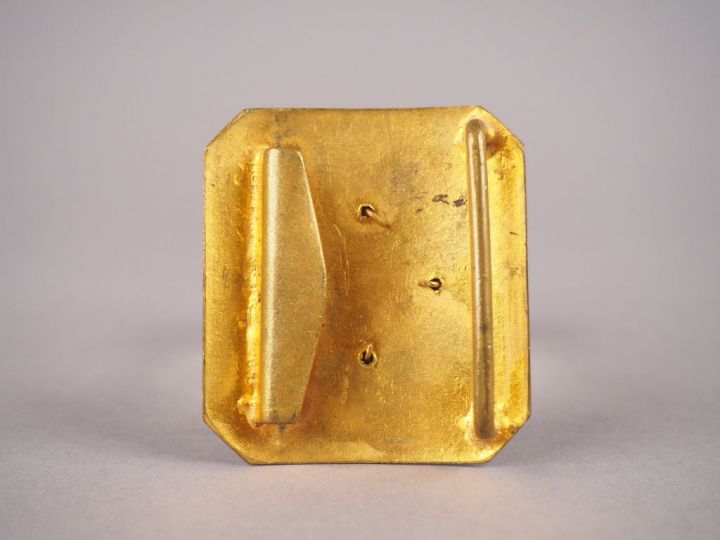 Belle plaque rectangulaire à pans coupés en laiton portant un aigle ra