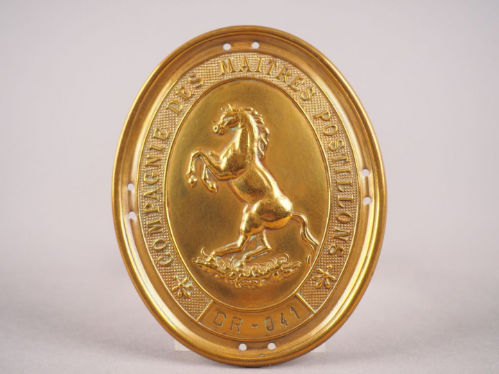 Belle plaque ovale en laiton embossé représentant un pur-sang cabré en