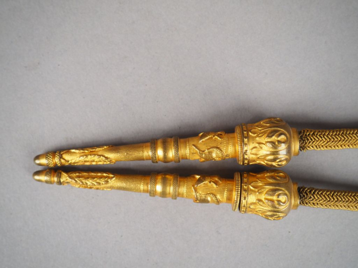 Boite en cartonnage vert contenant une épaulette et une contre épaulet