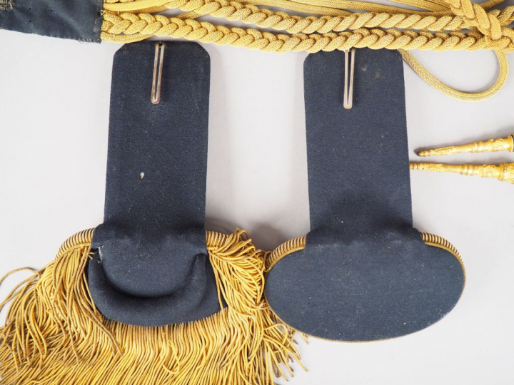 Boite en cartonnage vert contenant une épaulette et une contre épaulet