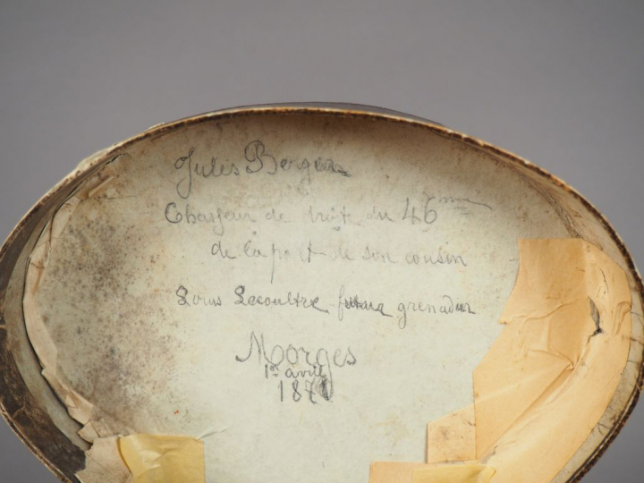 Belle boite en cartonnage brun contenant une paire d’épaulettes d’offi