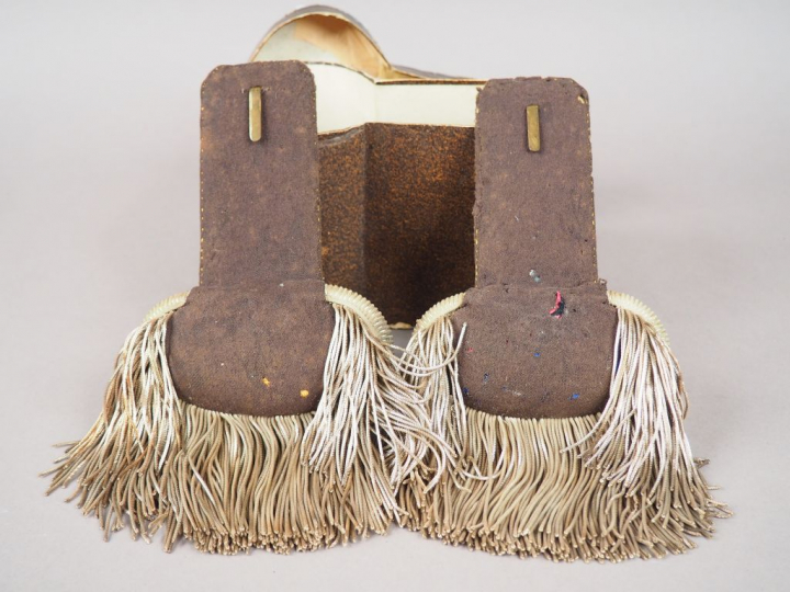Belle boite en cartonnage brun contenant une paire d’épaulettes d’offi