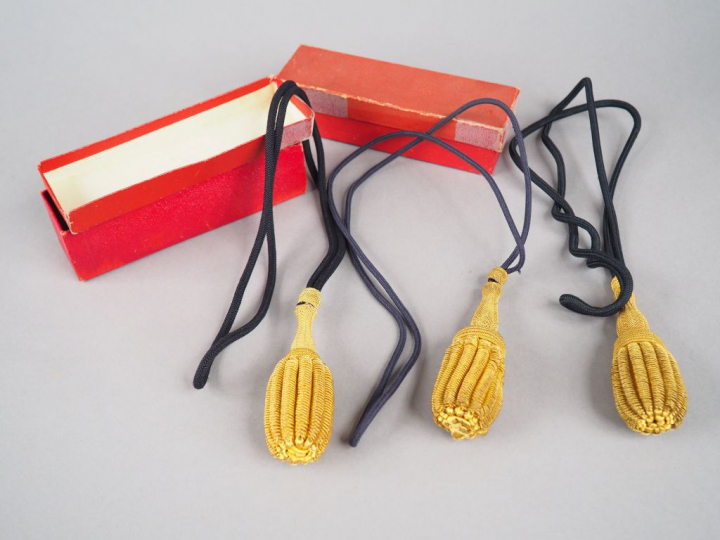 Lot de trois dragonnes de sabre d’officier, gland en tressage de canet