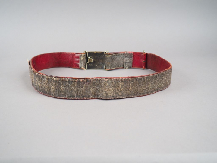 Beau et large ceinturon de grande tenue, ceinturon en maroquin rouge a