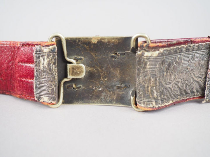 Beau et large ceinturon de grande tenue, ceinturon en maroquin rouge a