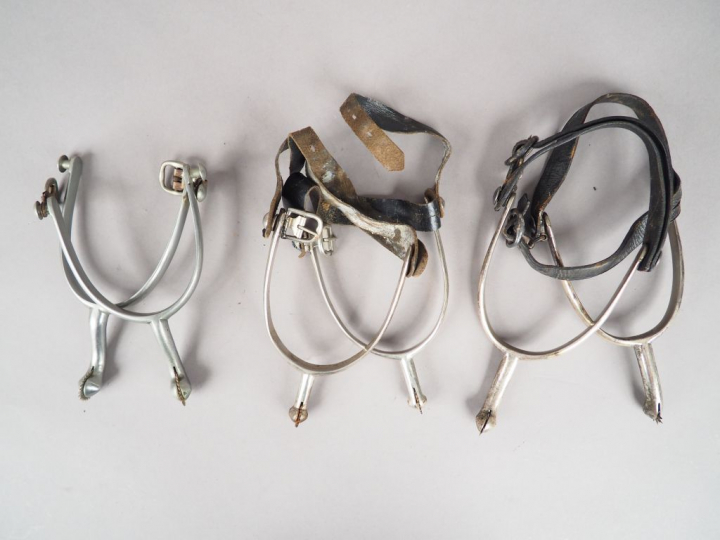 Trois paires d’éperons avec leurs passants cuir pour la plupart.  Etat