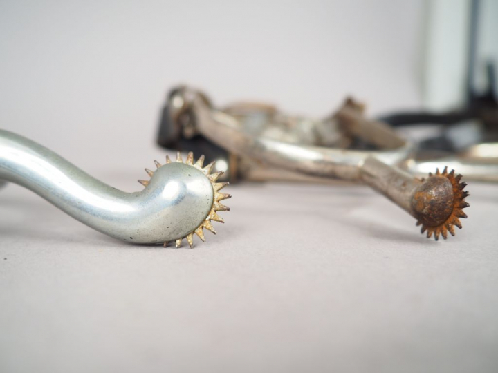 Trois paires d’éperons avec leurs passants cuir pour la plupart.  Etat