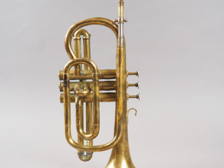 Cornet à piston en laiton, dans son étui en cuir fauve souple avec sa 