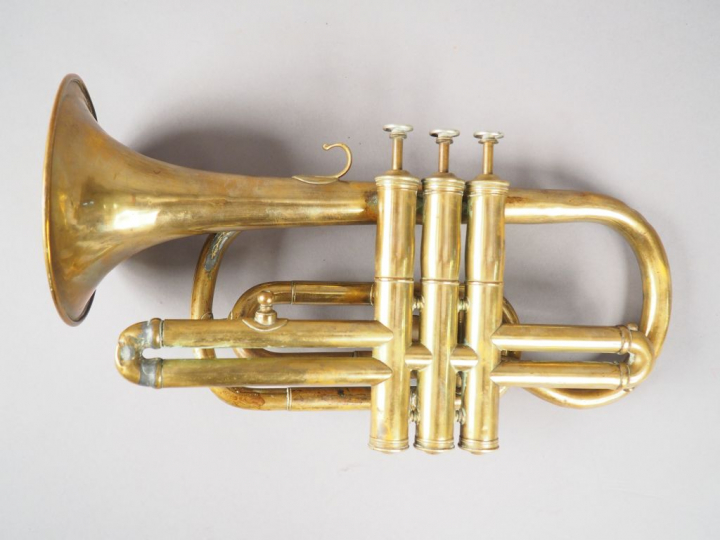 Cornet à piston en laiton, dans son étui en cuir fauve souple avec sa 