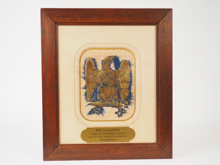 Cadre vitré contenant une aigle sénestrogyre non couronné peint en dor